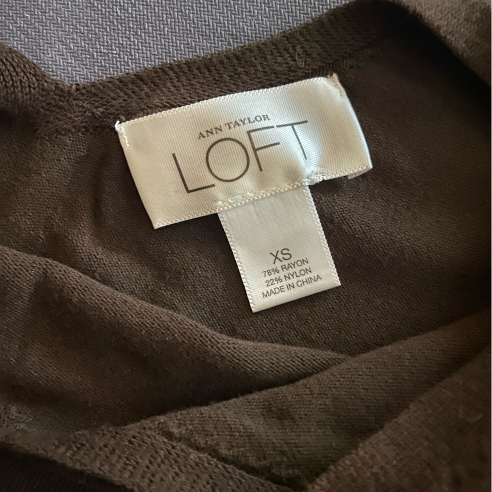 Loft V-Neck - Picture 6 of 6